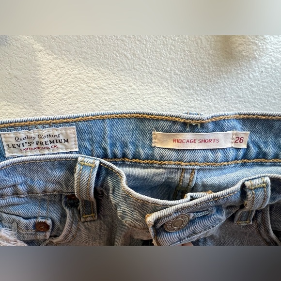 Levi’s premium rib cage shorts size 26 with distress. Light wash. - Picture 4 of 6